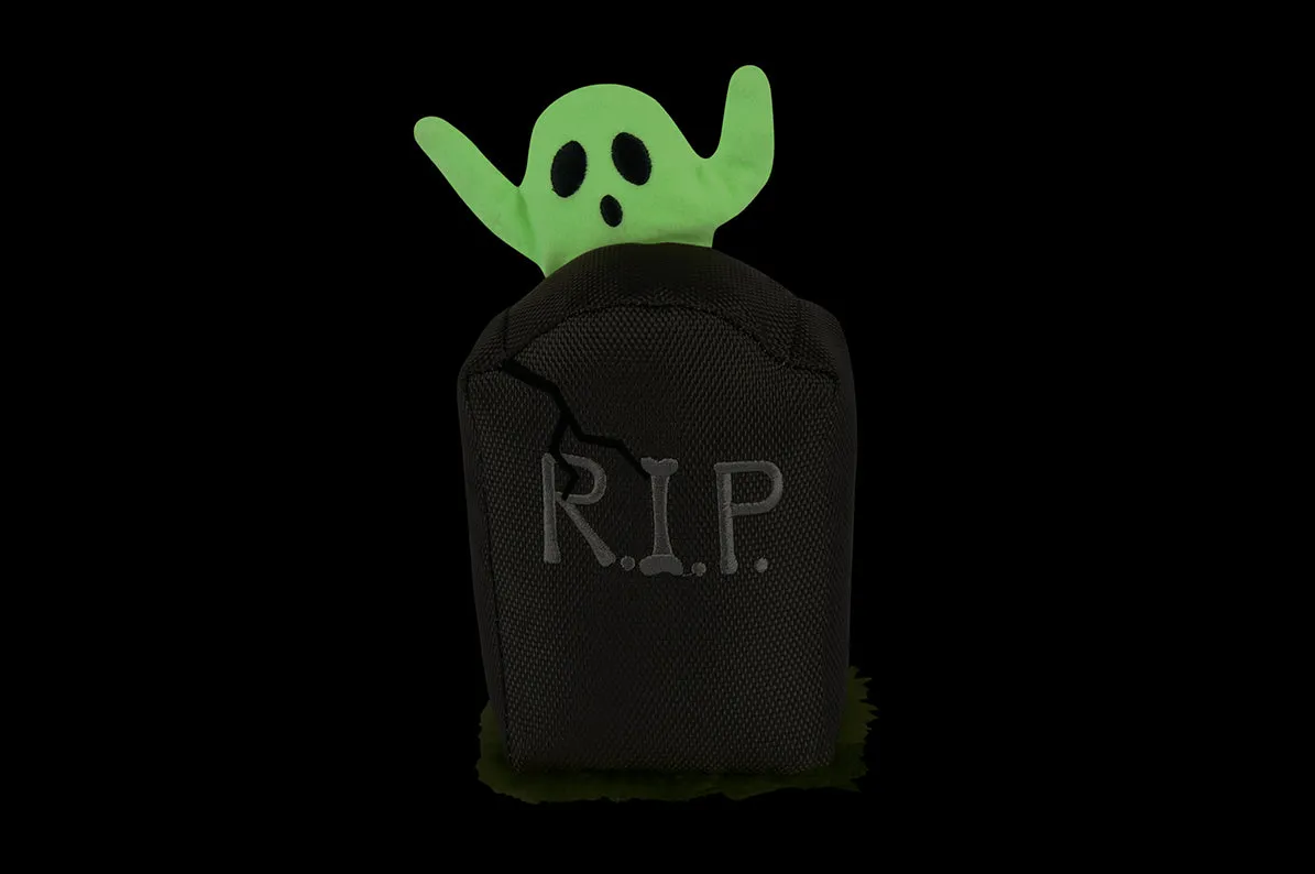 P.L.A.Y. Howling Haunts Ghoulish Grave hundleksak grå med pip