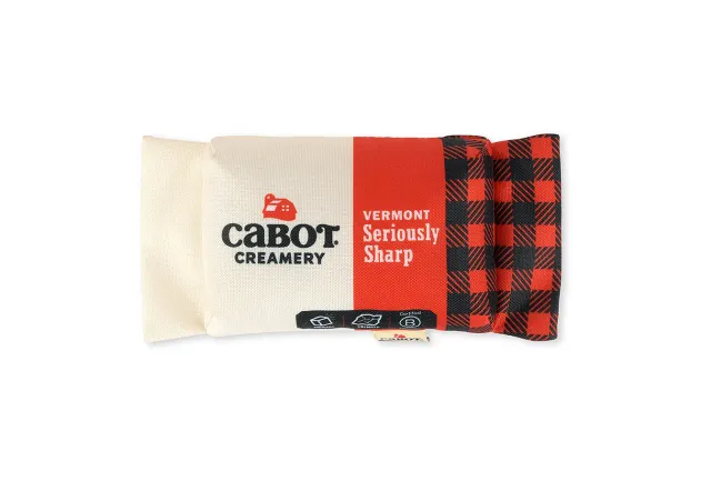 P.L.A.Y. Cabot Creamery Seriously Sharp hundleksak med pip