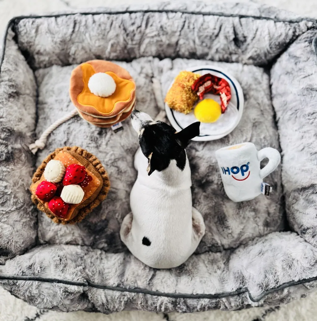 P.L.A.Y. IHOP Pancake Pup Stack hundleksak dragrep