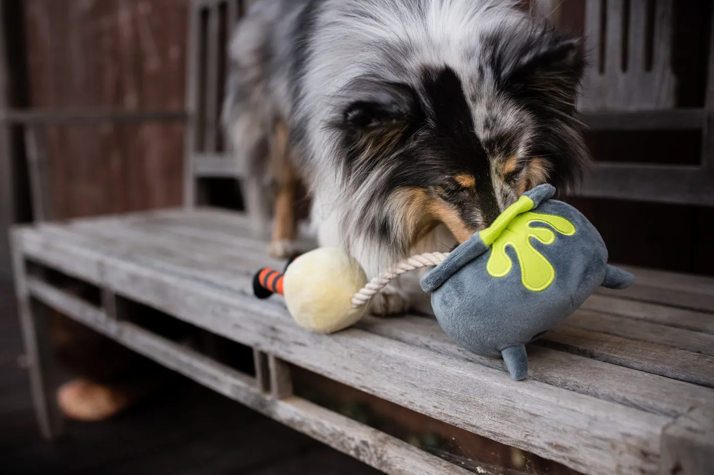 P.L.A.Y. Howling Haunts Pup's Potion mjukisleksak rep