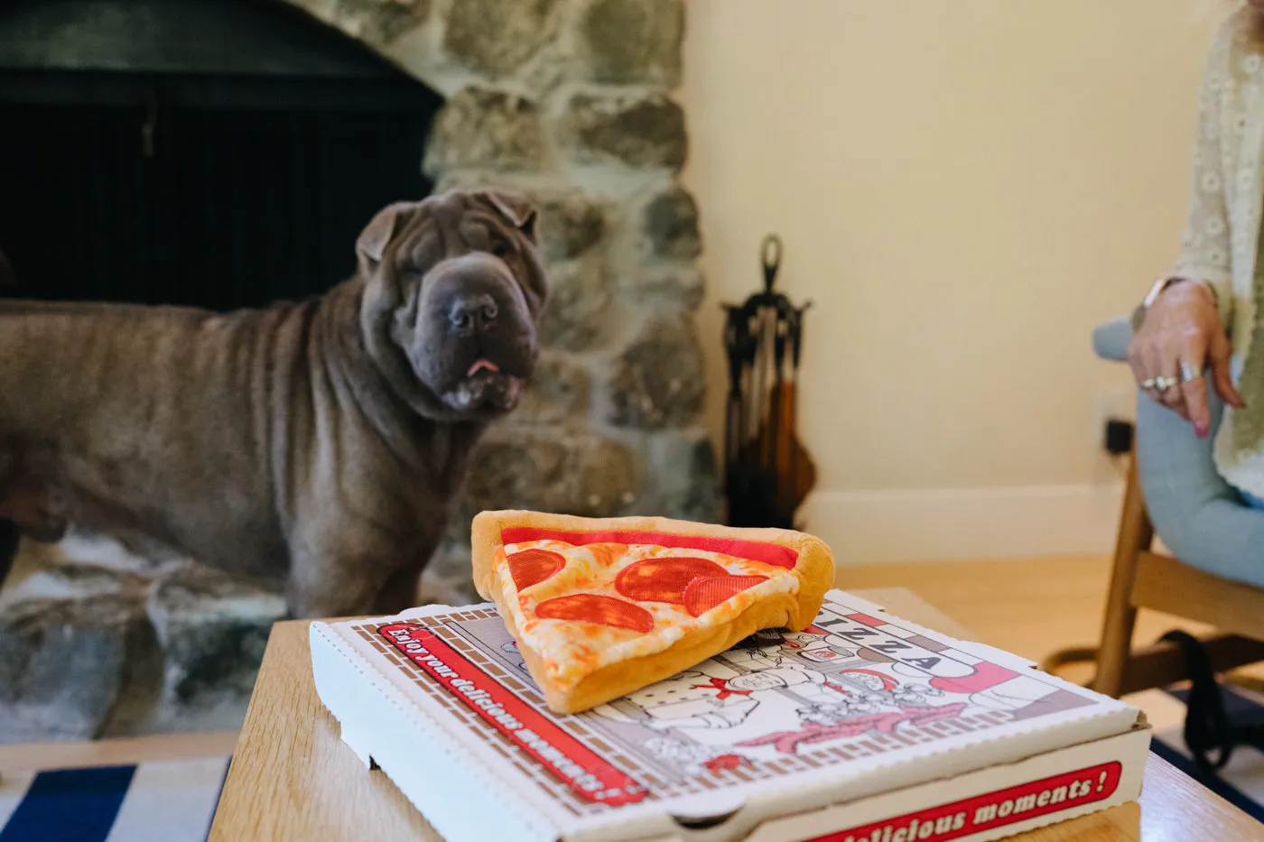 P.L.A.Y. Snack Attack Puppy-roni Pizza hundleksak M med rep