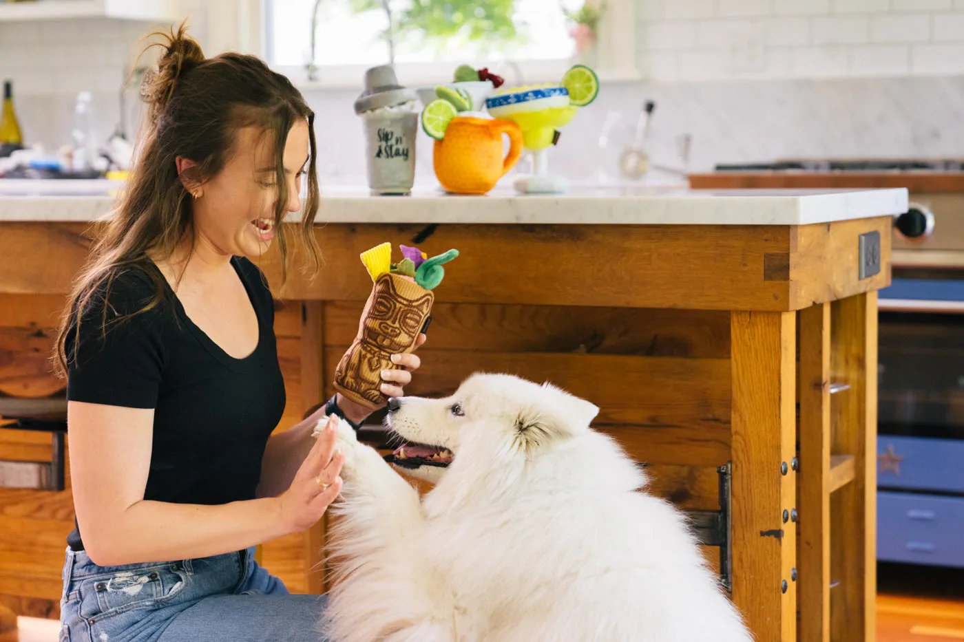 P.L.A.Y. Barktender Tiki Time hundleksak mjuk med pip