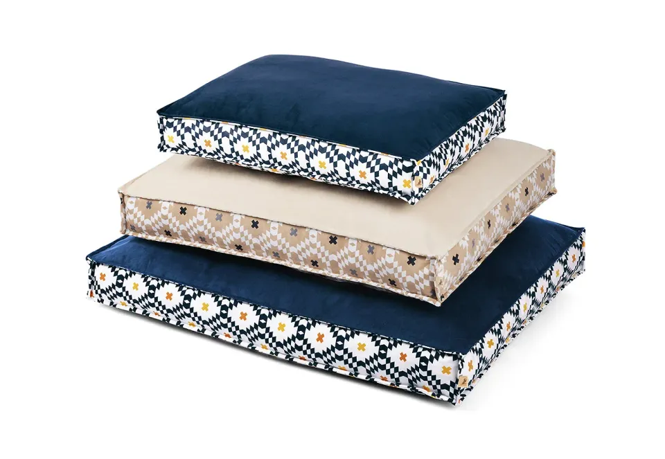 P.L.A.Y. Marina Boxy Bed hundbädd vändbar sammet
