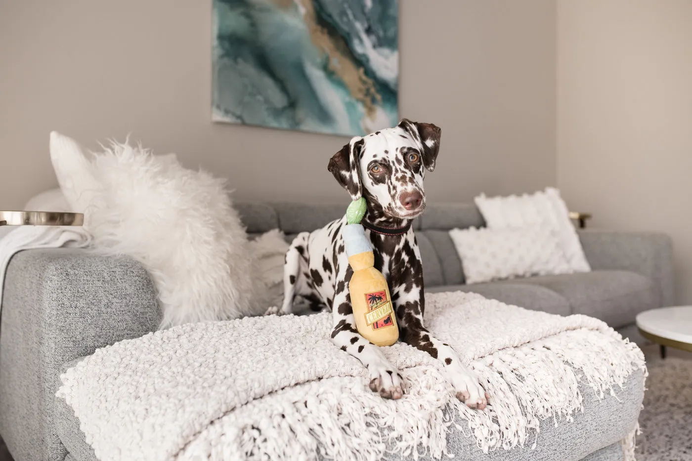 P.L.A.Y. Tropical Paradise Canine Cerveza hundleksak mjuk gul