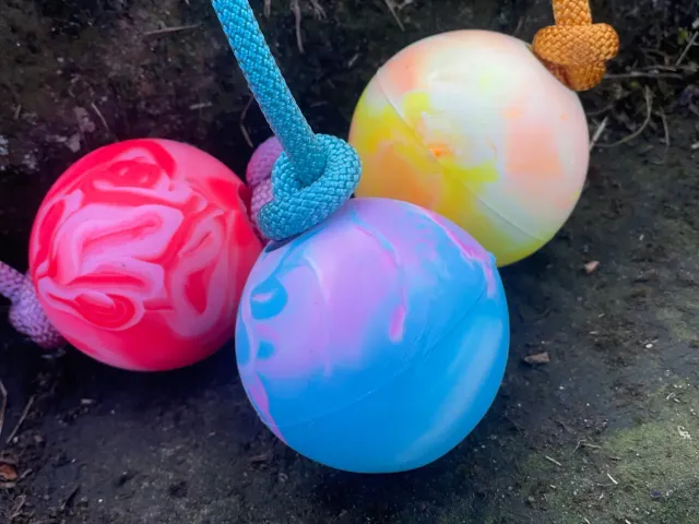 NewDog Gummiboll 7 cm gjuten med rep