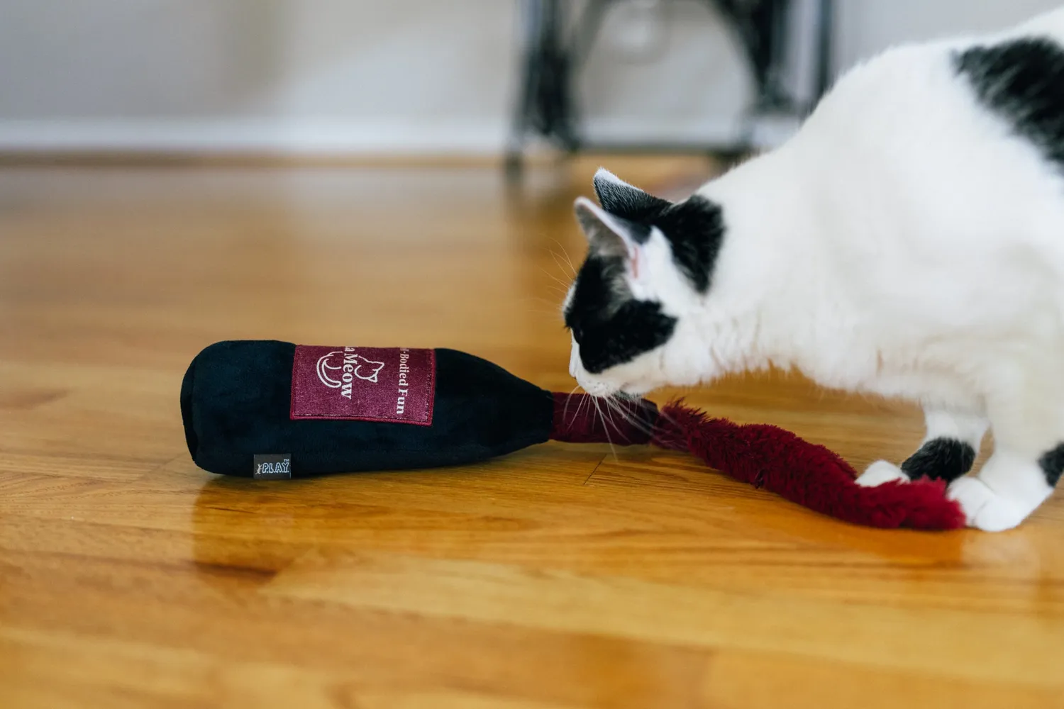 P.L.A.Y. Feline Frenzy Catbernet Sauv kattleksak kicker kattmynta