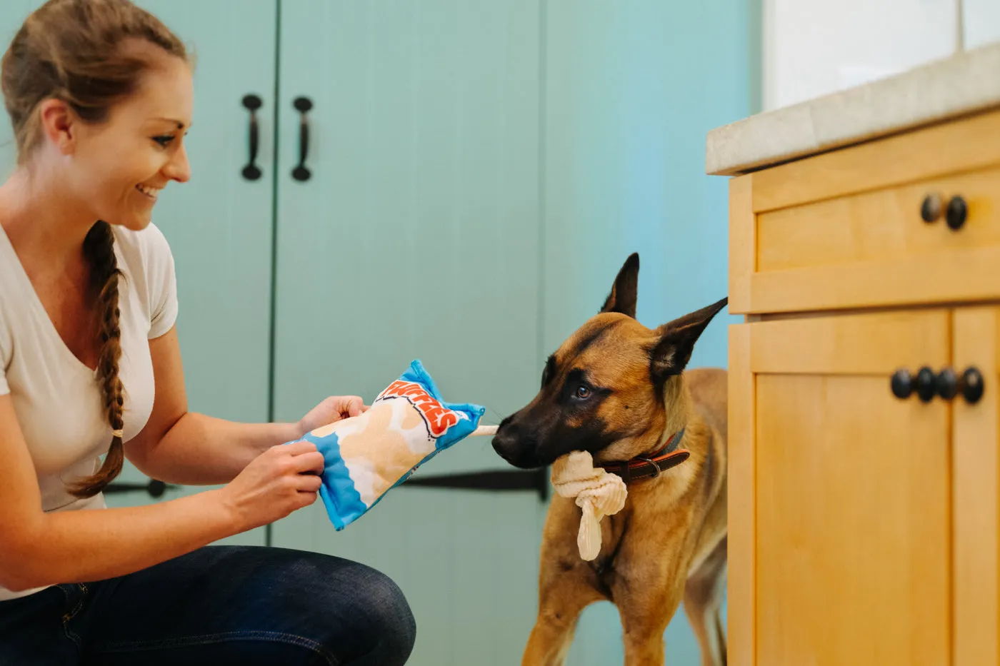 P.L.A.Y. Snack Attack Fluffles Chips hundleksak M med 3 pip