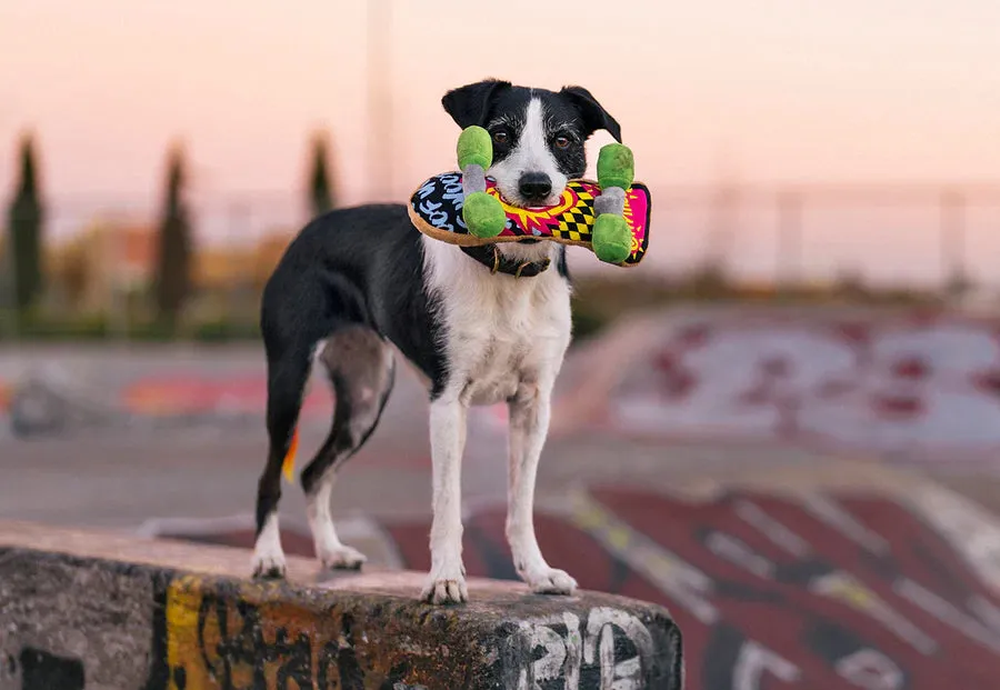 P.L.A.Y. 90s Classics Kickflippin K9 mjukisleksak pip