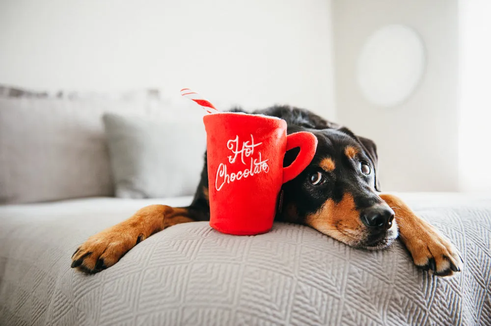 P.L.A.Y. Holiday Classic Ho Ho Ho Hot Chocolate hundleksak röd pip
