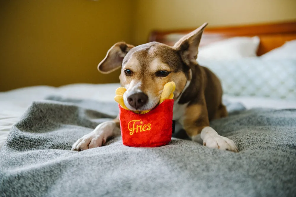 P.L.A.Y. American Classic Frenchie Fries hundleksak M med pip