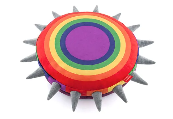 P.L.A.Y. Spiked Rainbow hundbädd S regnbåge