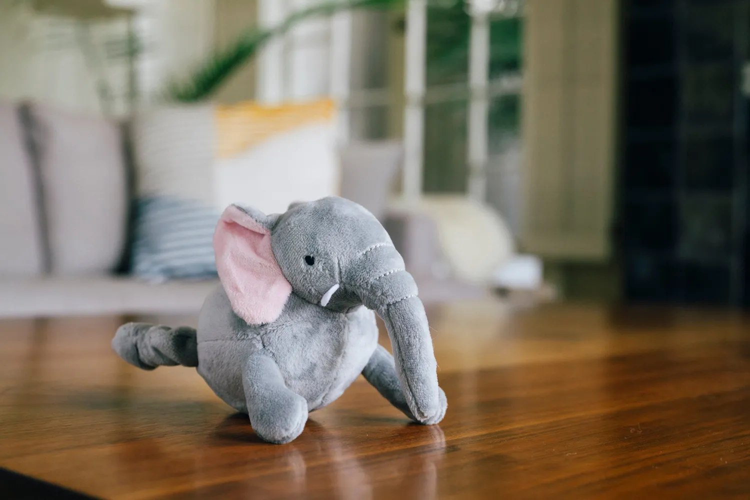P.L.A.Y. Big Five of Africa Elephant hundleksak mini med pip