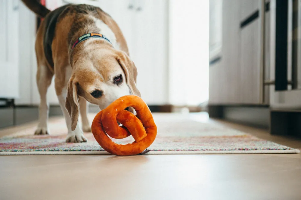 P.L.A.Y. International Classic Poochie Pretzel hundleksak brun