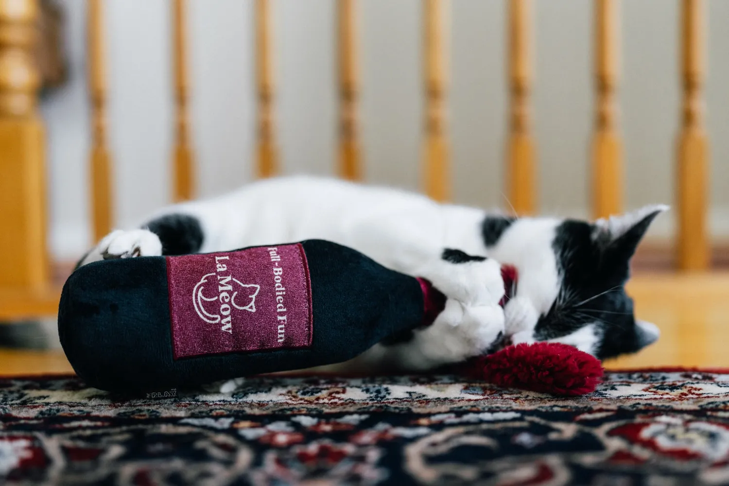 P.L.A.Y. Feline Frenzy Catbernet Sauv kattleksak kicker kattmynta