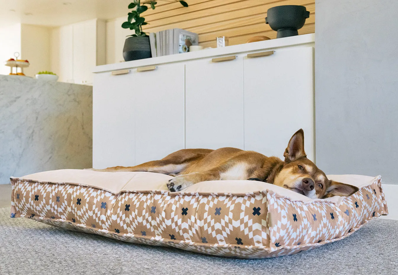 P.L.A.Y. Marina Boxy Bed hundbädd vändbar sammet