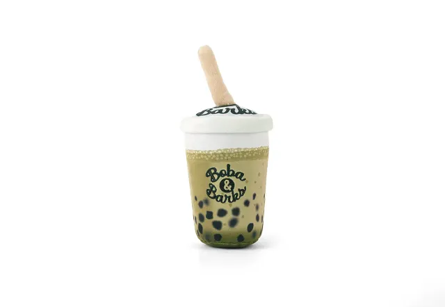 P.L.A.Y. Matcha Boba plyschleksak grön prassel