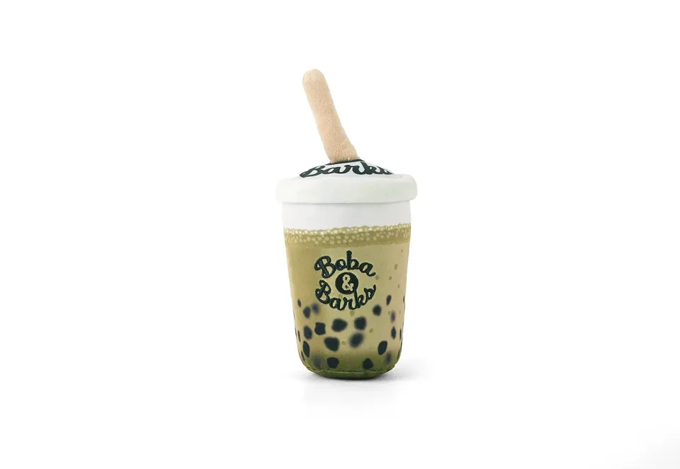 P.L.A.Y. Matcha Boba plyschleksak grön prassel