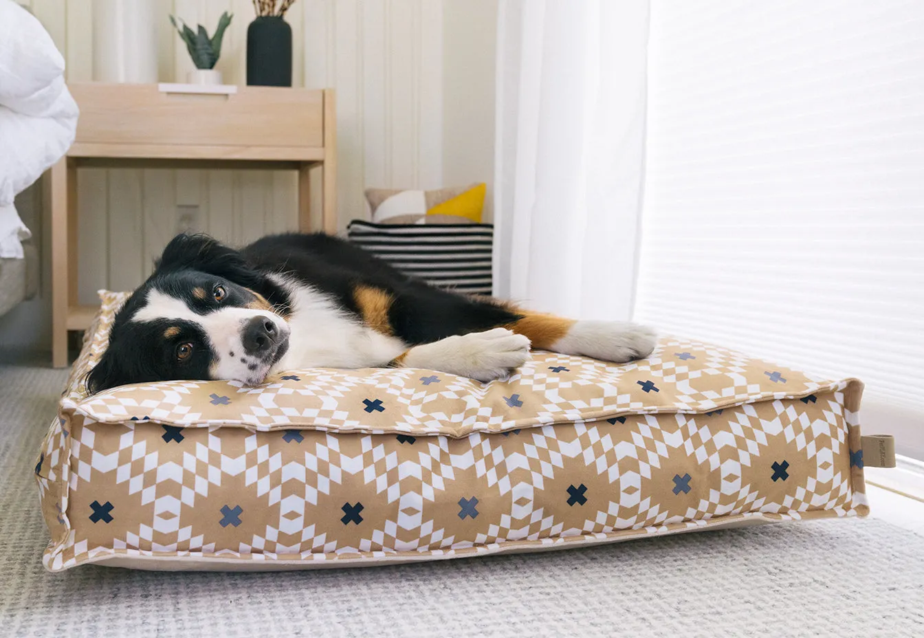 P.L.A.Y. Marina Boxy Bed hundbädd vändbar sammet