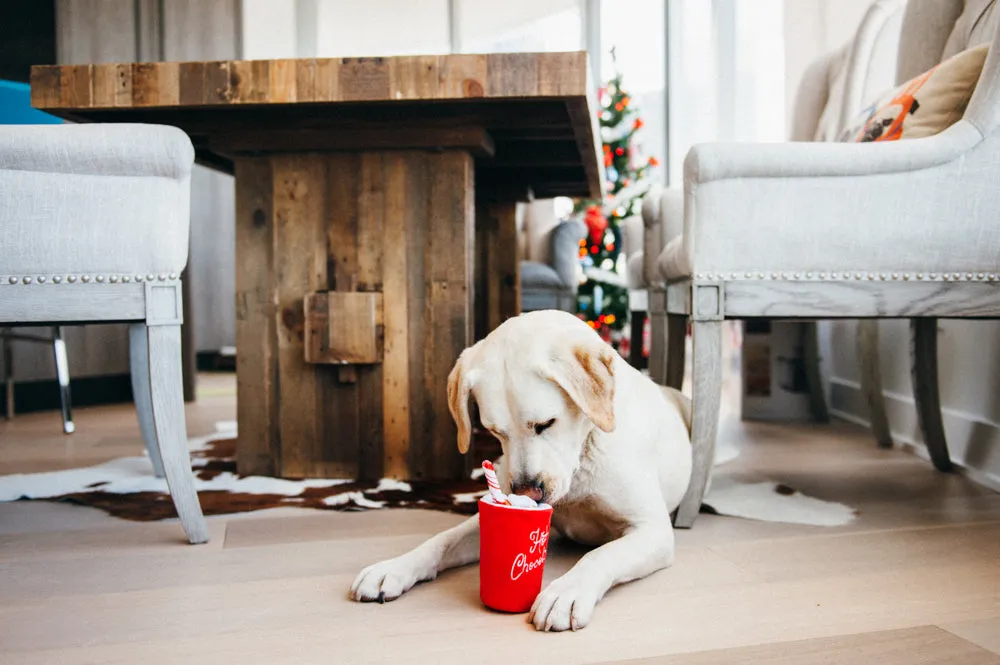 P.L.A.Y. Holiday Classic Ho Ho Ho Hot Chocolate hundleksak röd pip