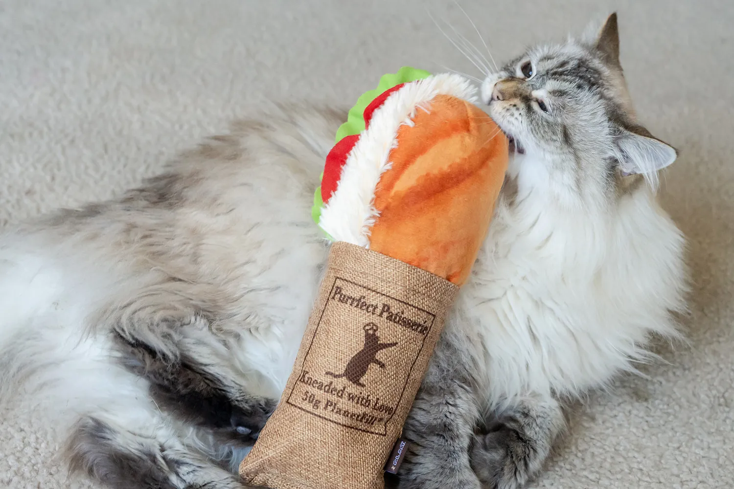 P.L.A.Y. Feline Frenzy Tuna Baguette kattleksak kicker med kattmynta