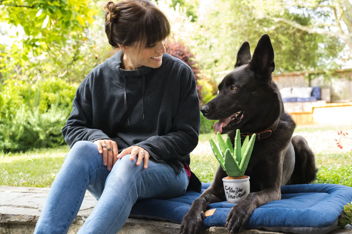P.L.A.Y. Blooming Buddies Aloe hundleksak grön med prassel
