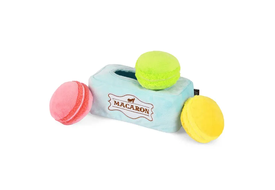 P.L.A.Y. Pup Cup Café Mutt-a-rons hundleksak med ask