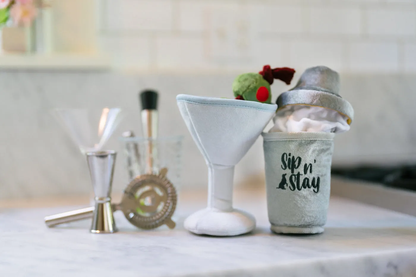 P.L.A.Y. Barktender Dogtail Shaker hundleksak mjuk