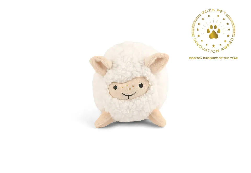 P.L.A.Y. Barnyard Buddies Sadie the Sheep hundleksak large vit