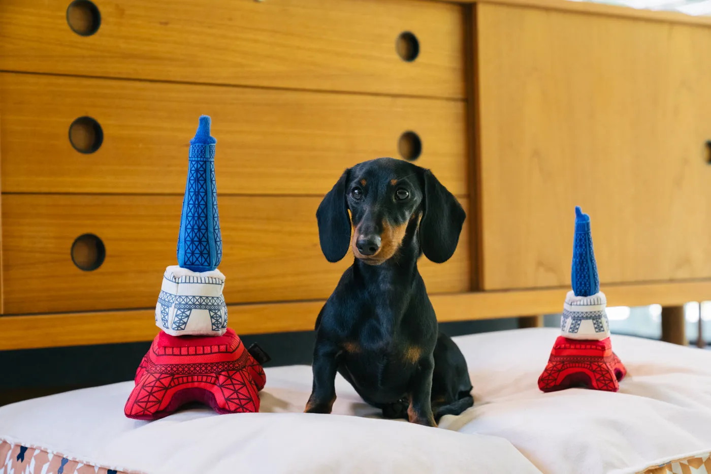 P.L.A.Y. Totally Touristy Eiffel Tower hundleksak pip mjuk