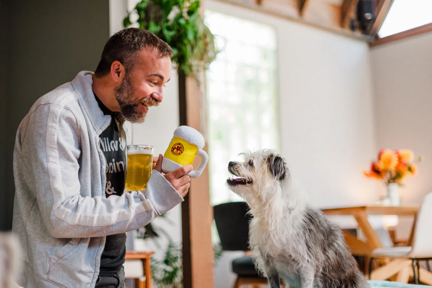P.L.A.Y. Hollywoof Hoppy Hound Brew mjuk hund gul