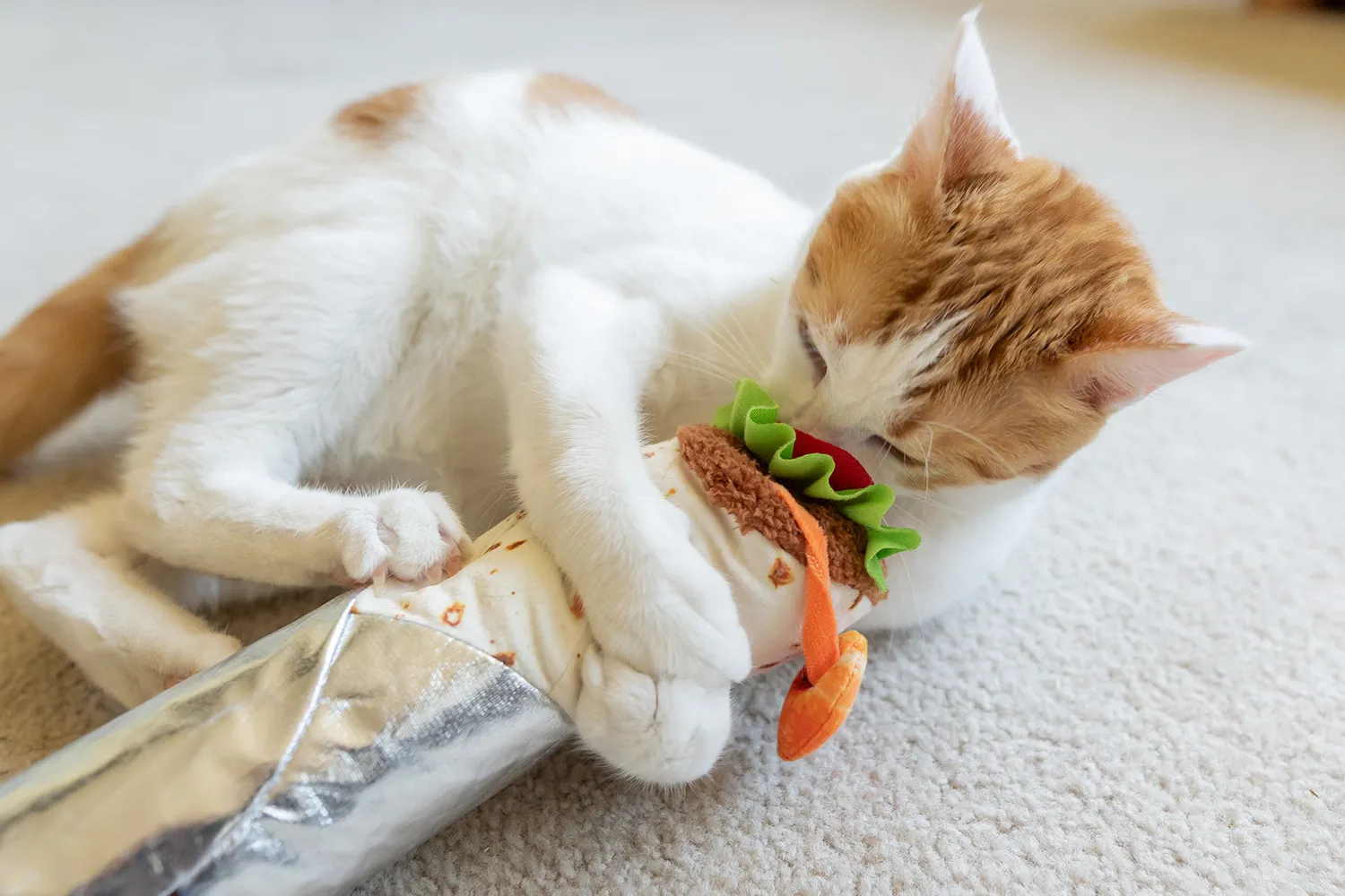 P.L.A.Y. Feline Frenzy Shrimp Purrito kattleksak kicker med kattmynta