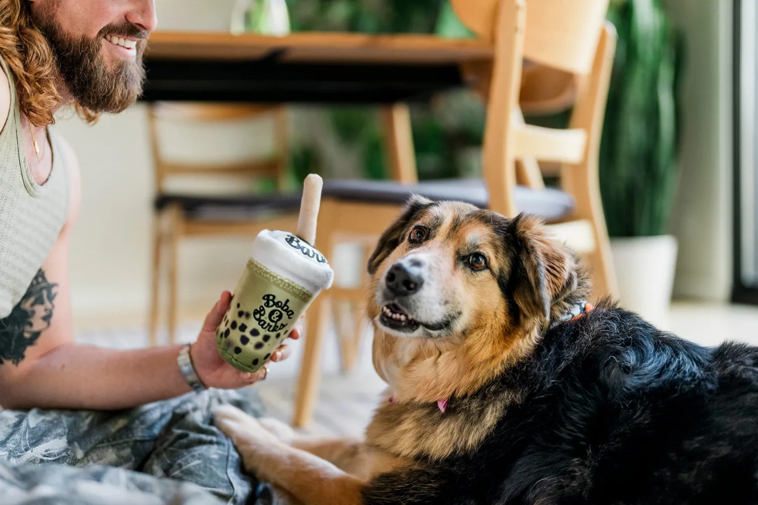 P.L.A.Y. Matcha Boba plyschleksak grön prassel