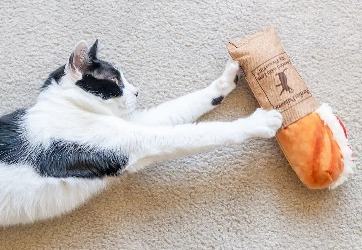 P.L.A.Y. Feline Frenzy Tuna Baguette kattleksak kicker med kattmynta
