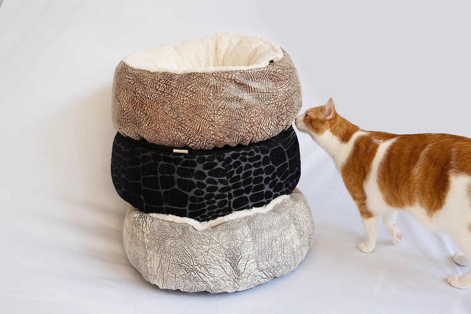 P.L.A.Y. Feline Frenzy Donut Cuddler kattbädd grå